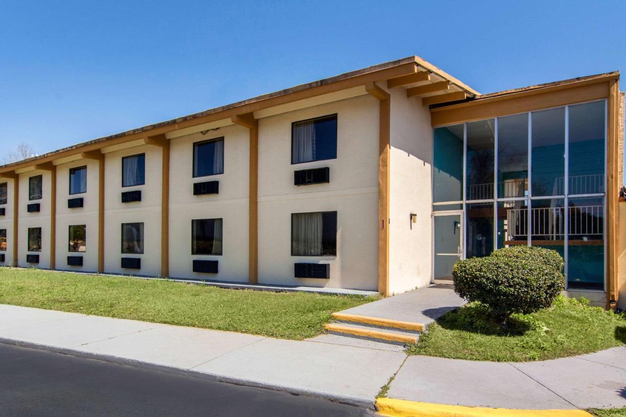 Travelodge By Wyndham Forsyth Exterior foto